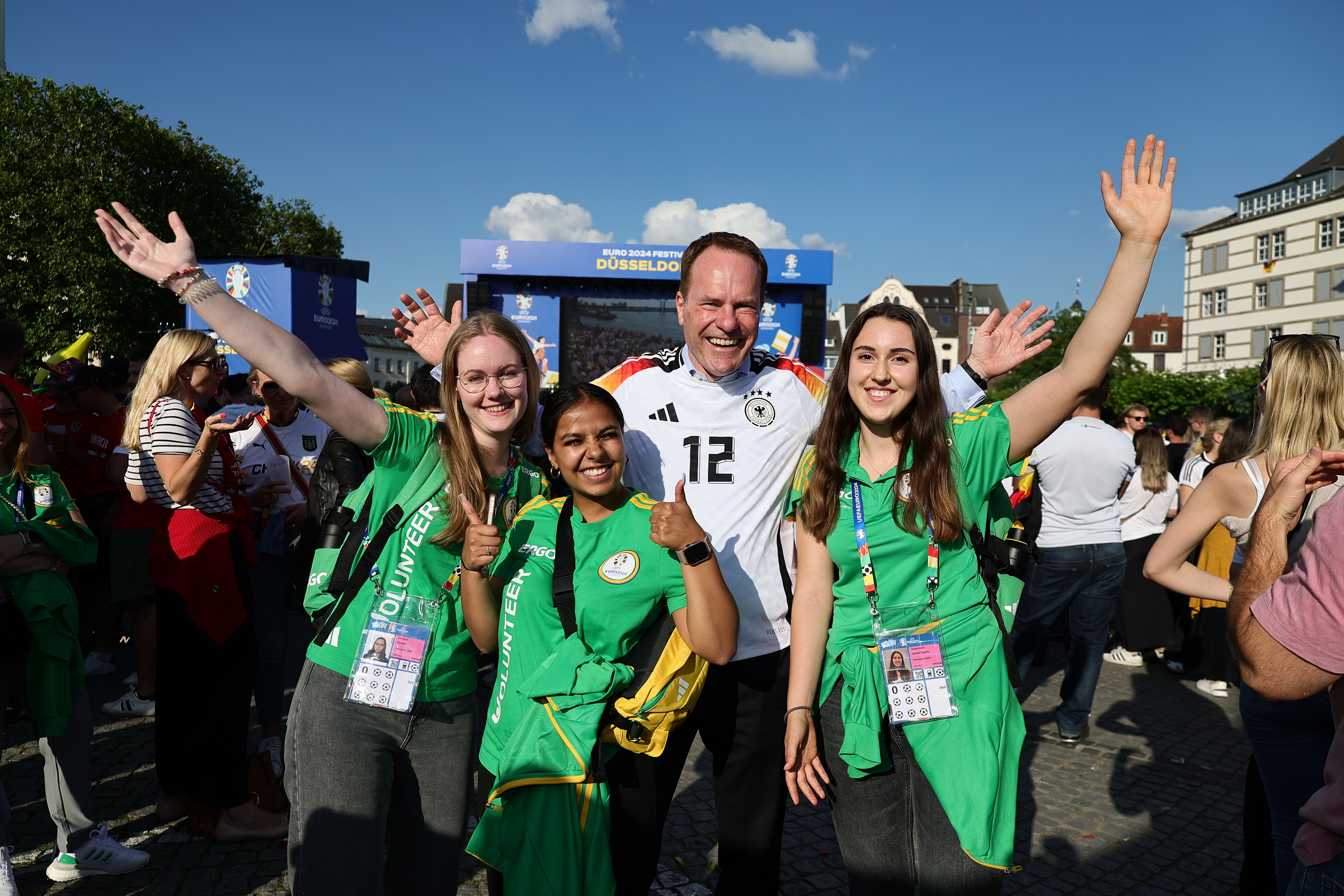 Oberbürgermeister Dr. Stephan Keller - hier mit drei Volunteers - schaute sich das Deutschland-Spiel in der Fan Zone Burgplatz an © Uwe Erensmann/@uepress 