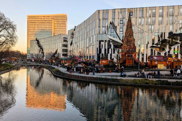 Weihnachtsmarkt Düsseldorf am Kö-Bogen Weihnachtsmarkt am Kö-Bogen in Düsseldorf mit Weihnachtsbaum, Marktständen und Kö-Bogen-Kanal