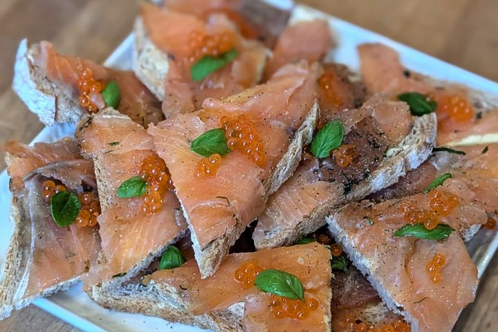 Auf knusprigem Brot mit etwas Butter, Lachsforellen - Kaviar und einem kleinen Blatt Basilikum. Ideal als Aperitif, wenn die ersten Gäste eintreffen. / Foto: Alexandra Scholz-Marcovich, NDOZ. Auf knusprigem Brot mit etwas Butter, Lachsforellen - Kaviar und einem kleinen Blatt Basilikum. Ideal als Aperitif, wenn die ersten Gäste eintreffen. / Foto: Alexandra Scholz-Marcovich, NDOZ.