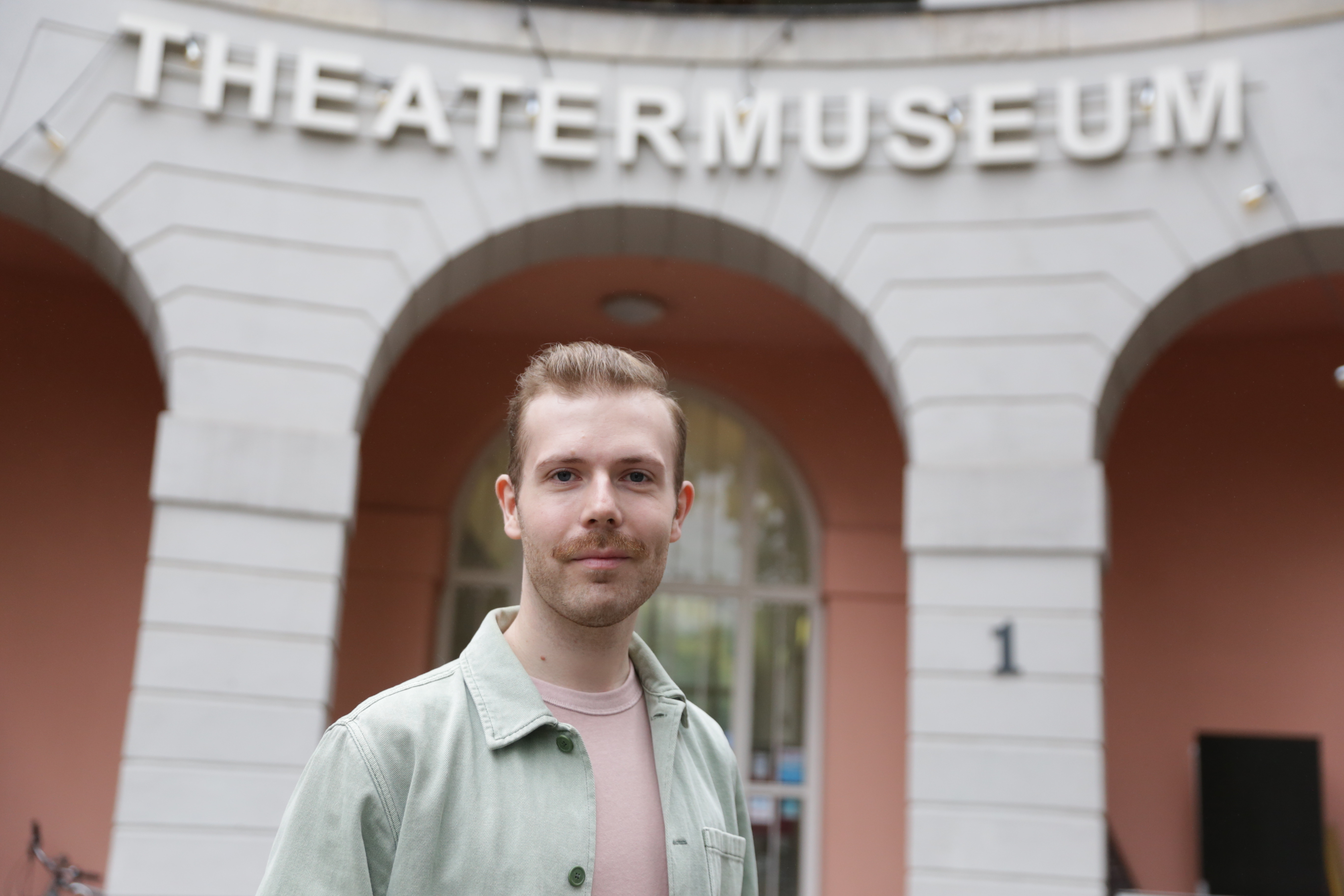 Regisseur Marvin Wittiber lädt Jugendliche und junge Erwachsene zum Projekt "Allein im Rosa Winkel" ein © Landeshauptstadt Düsseldorf/Ingo Lammert 