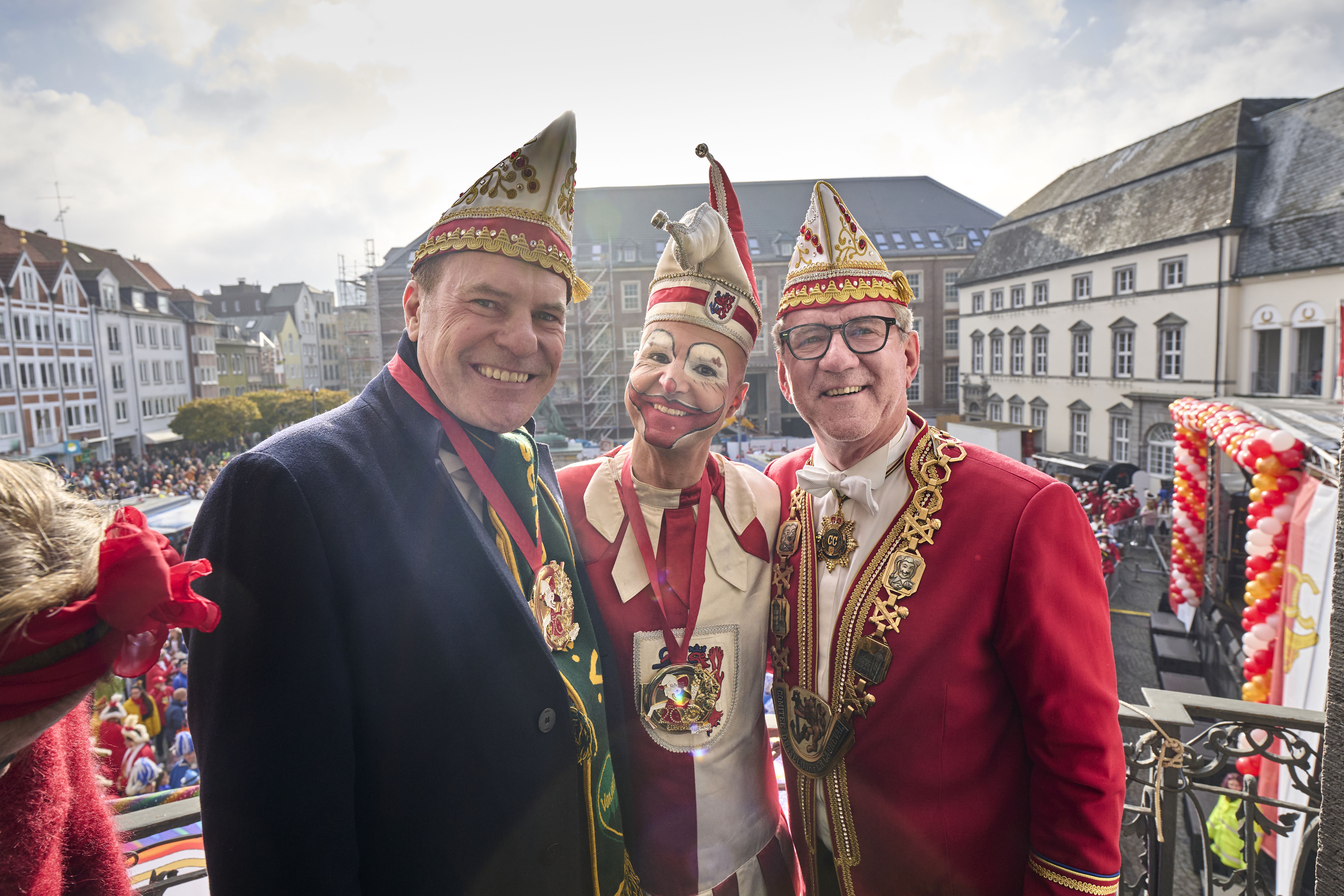 Hoppeditz-Erwachen 2024: Oberbürgermeister Dr. Stephan Keller mit Hoppeditz Tom Bauer und CC-Präsident Lothar Hörning auf dem Rathausbalkon (v.l.) © Landeshauptstadt Düsseldorf/Claus Langer 