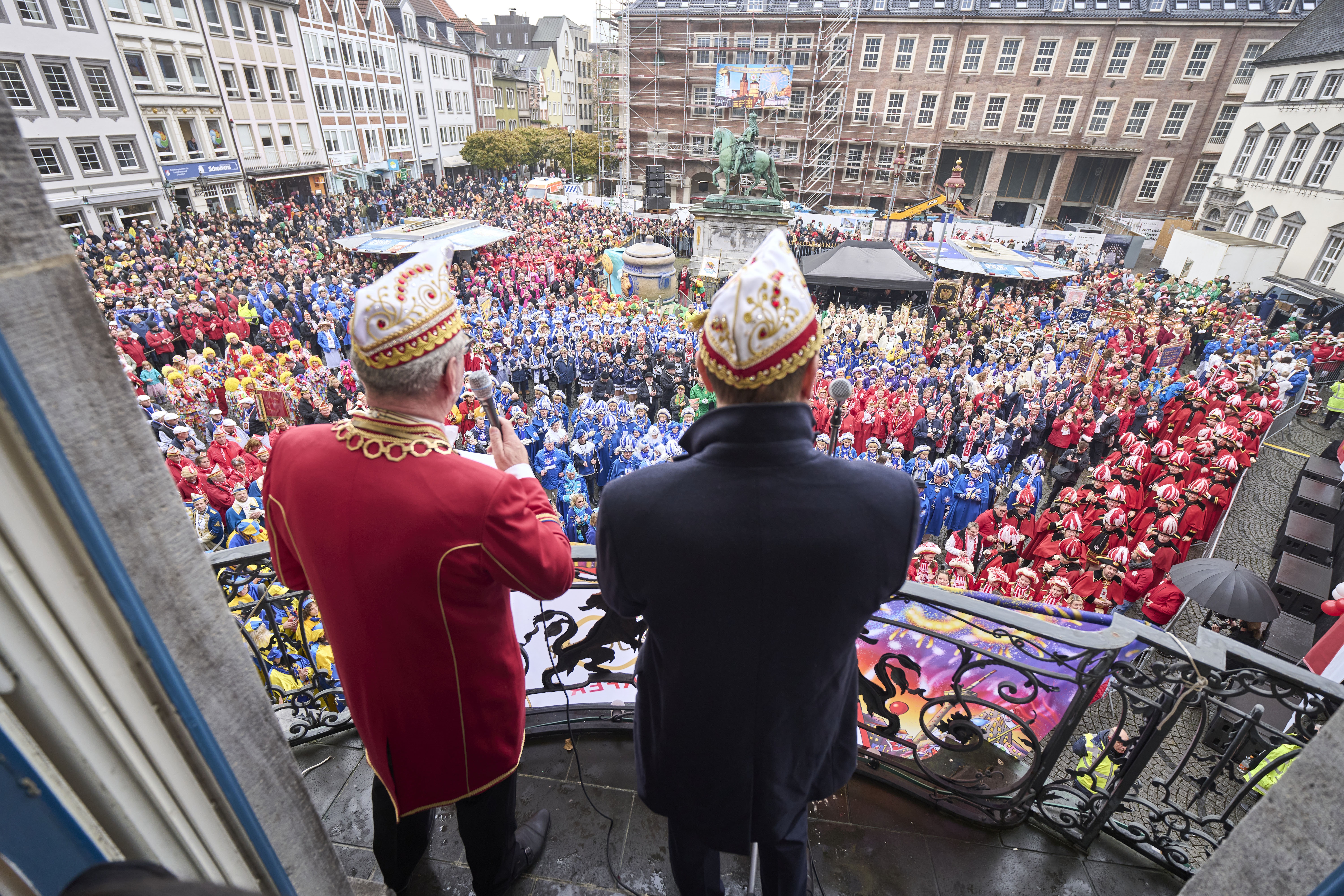 Hoppeditz-Erwachen 2024: Blick vom Rathaus-Balkon auf den gut besuchten Marktplatz © Landeshauptstadt Düsseldorf/Claus Langer 