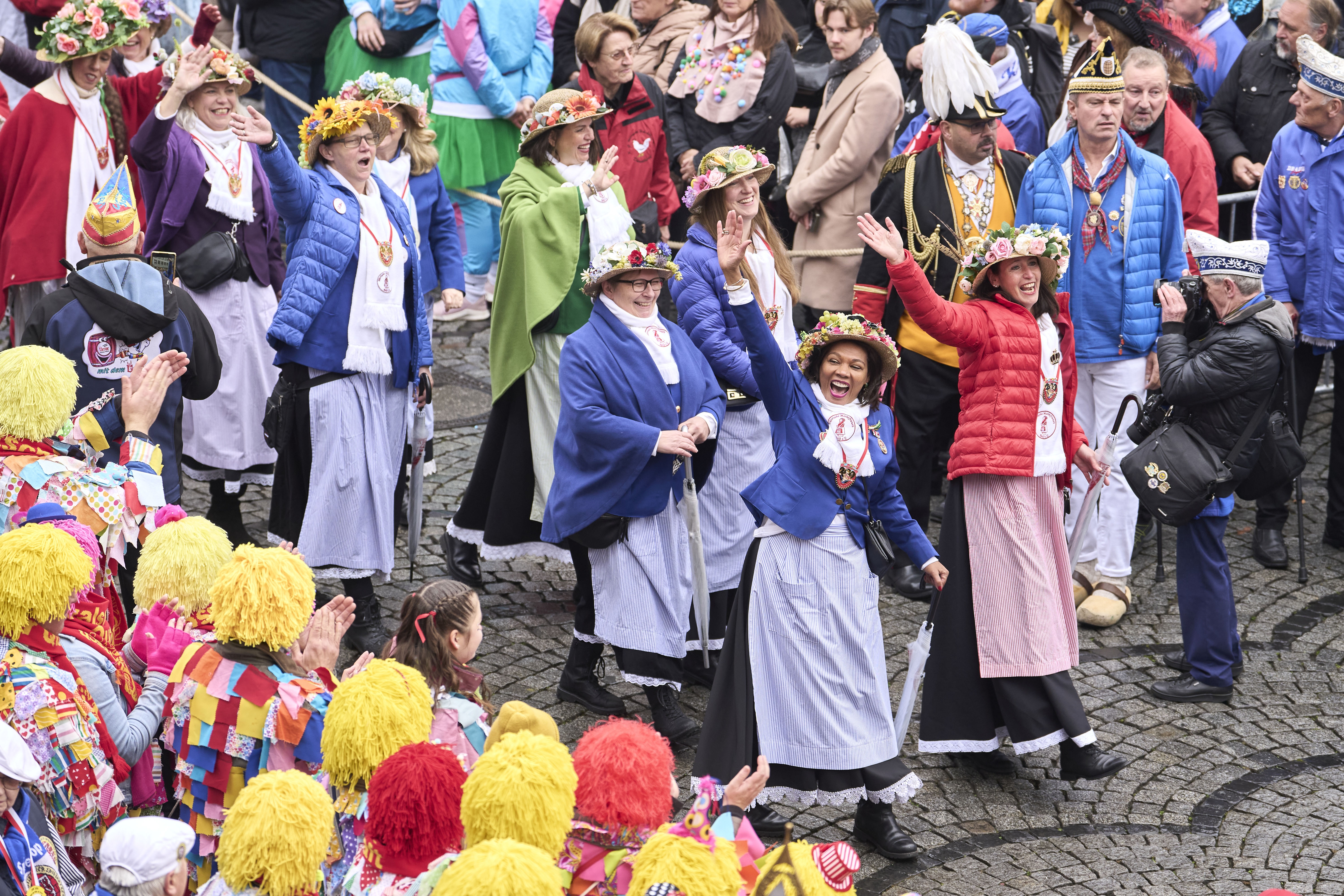 Hoppeditz 2024: Bunt gekleidete Jecken auf dem Marktplatz vor dem Rathaus © Landeshauptstadt Düsseldorf/Claus Langer 