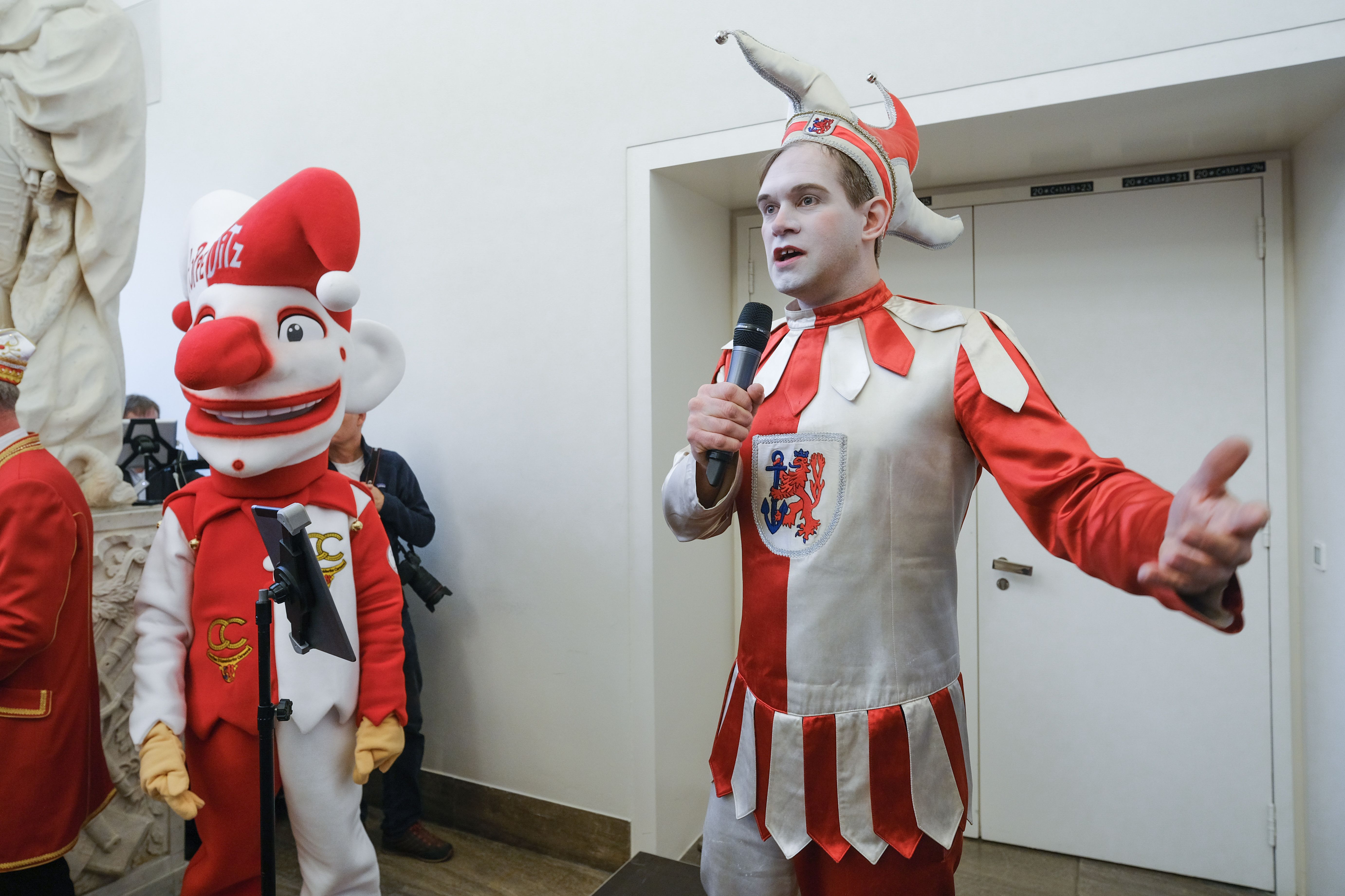 Jan Philip Hilger hielt als Hoppeditz im Jan-Wellem-Saal eine Büttenrede, links das neue Hoppeditz-Maskottchen / Foto: Landeshauptstadt Düsseldorf/Michael Gstettenbauer 