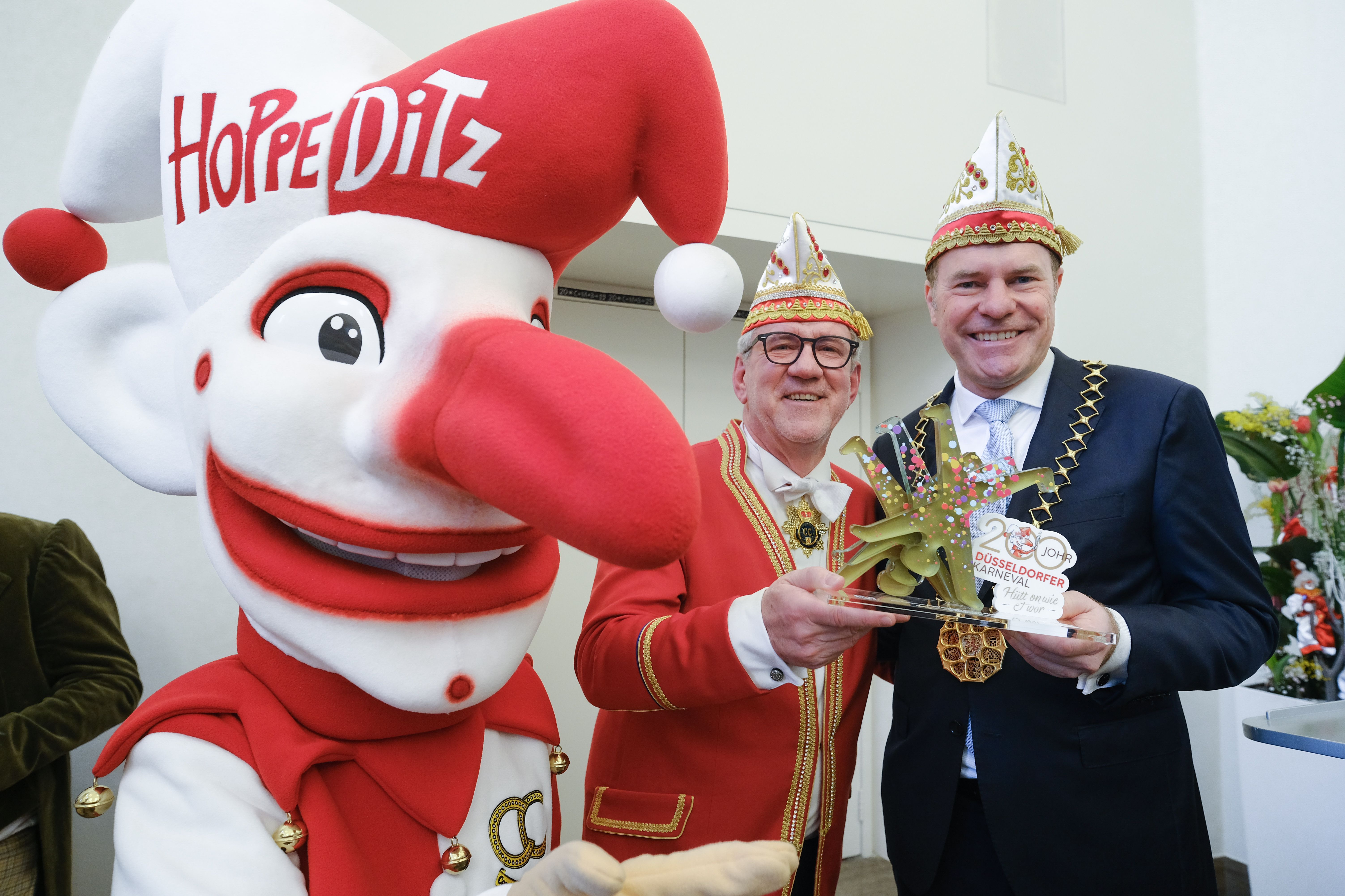 Oberbürgermeister Dr. Stephan Keller (r.) und Lothar Hörning, Präsident des Comitee Düsseldorfer Carneval e.V., mit dem Hoppeditz-Maskottchen / Foto: Landeshauptstadt Düsseldorf/Michael Gstettenbauer 