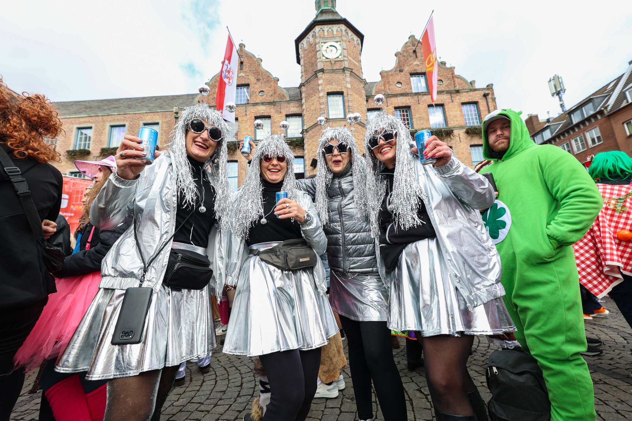 Ein Prost auf Düsseldorf: Auch viele Gruppen waren an Altweiberfastnacht zum Rathaus gekommen, um zu feiern / Foto: Landeshauptstadt Düsseldorf/Melanie Zanin 