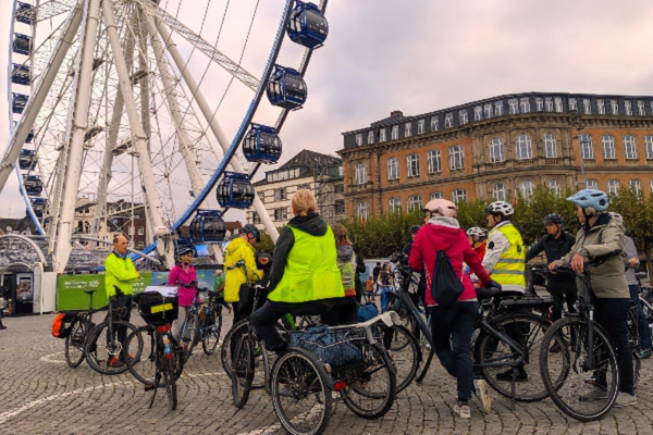 Testfahrt am Burgplatz: Mehrfach im Jahr nur schwer durchzukommen für Radfahrende / Foto: ADFC Düsseldorf 