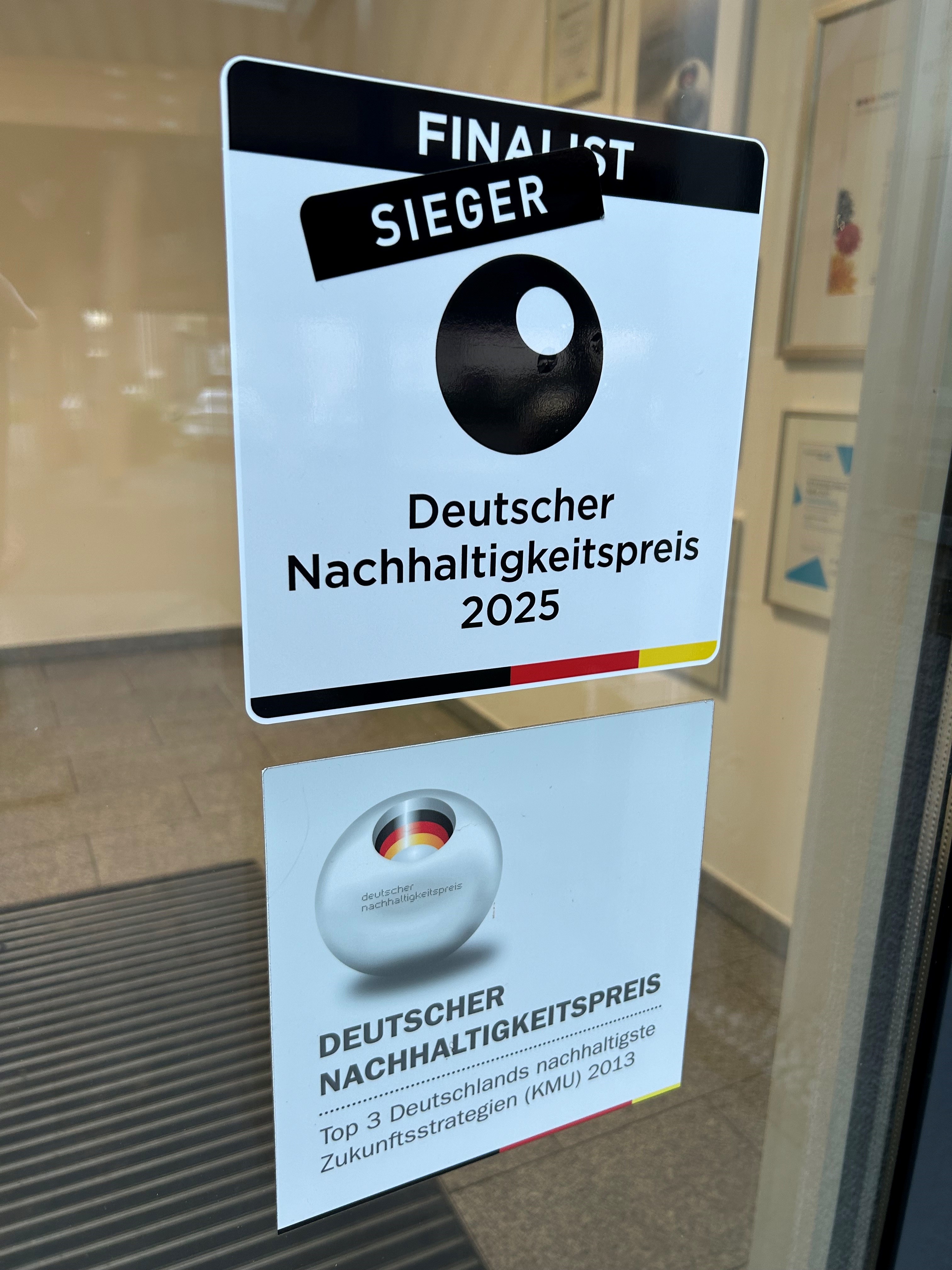 Die Eingangstür in der Zentrale der Hildener Bäckerei dokumentiert für Mitarbeitende, Geschäftspartner und Gäste den langjährigen Einsatz für Nachhaltigkeit / Foto: Bäcker Schüren 