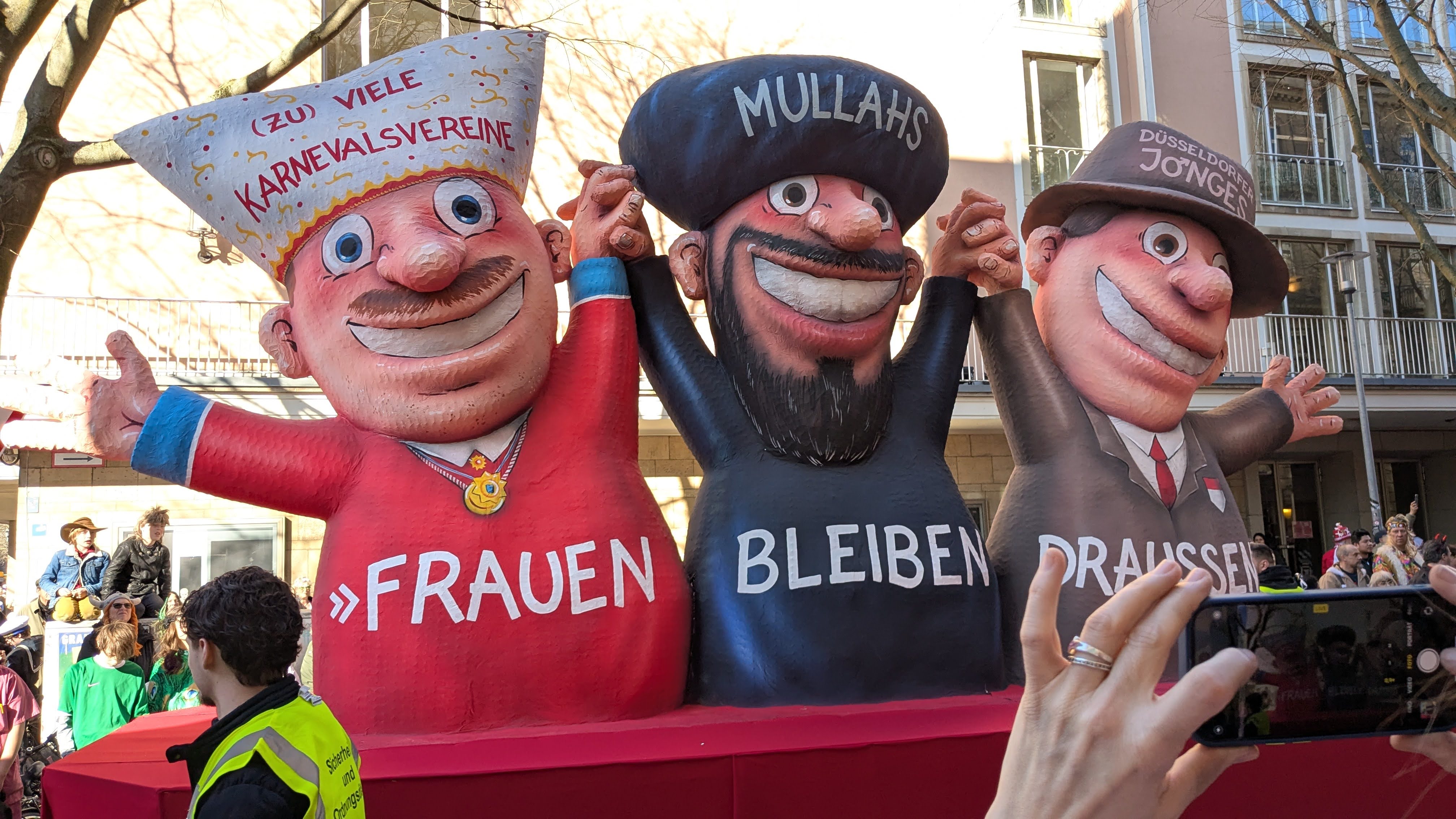 Mottowagen im Rosenmontagszug 2025 / Foto: Victor Scholz, NDOZ